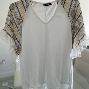 Blouse with patterned detailed sleeves